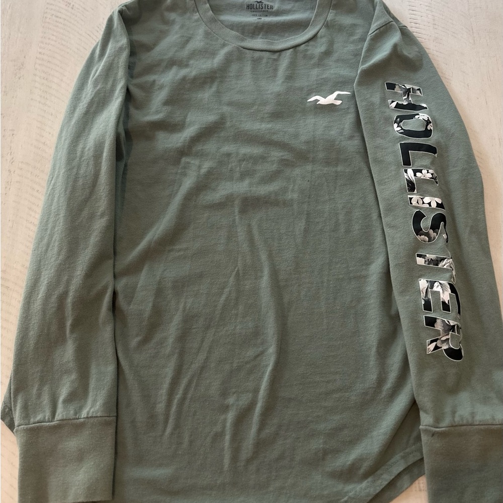 Hollister 2 Shirt Lot. Men’s XS.